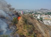 Un incendio se registra en el cerro San Eduardo, en el oeste de Guayaquil, la tarde de este martes 17 de septiembre.