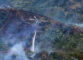 Labor. Un helicóptero deja caer agua en zona de la Florida en el Amazonas peruano.