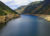 Fotografía del embalse Mazar este martes, en Sevilla de Oro (Ecuador).
