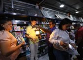 Ferretería. A lo largo de la calle Rumichaca, en el centro de Guayaquil, los locales estuvieron llenos de clientes desde temprano. En algunos se agotaron los focos.