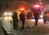 Limpieza de combustible regado en el puente de la Unidad Nacional.