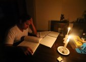 Hugo Alfonso encendió velas para estudiar la madrugada de este jueves 19 de septiembre, durante el apagón en Guayaquil.