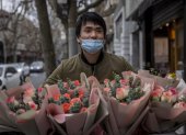 Shanghaii (China), 08/03/2021.- Un hombre con ramos de flores camina por la calle en Shanghai, China, 08 de marzo de 2021. El 08 de marzo se conmemora el Día Internacional de la Mujer para celebrar la igualdad de derechos de género. En China desde 2014, las mujeres tienen derecho a medio día libre. El tema del Día Internacional de la Mujer para 2021 es "Elige desafiar", lo que indica que el mundo desafiado es un mundo alerta. EFE / EPA / ALEX PLAVEVSKI |



Shanghaii (China), 08/03/2021.- A man carrying flower bouquets walks on the street in Shanghai, China, 08 March 2021. International Women"s Day is marked on 08 March to celebrate gender equal rights. In China since 2014, women are entitled to a half-day off work. International Women"s Day Theme for 2021 is "Choose to Challenge,"¬ù which indicates that the challenged world is an alert world. EFE/EPA/ALEX PLAVEVSKI