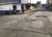 Hoyos. Este es el panorama en prácticamente toda la ciudadela: calles con baches y con asfalto desgastado hace años.