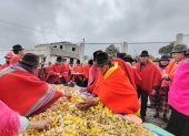 Latacunga. En la pampamesa todos aportan con alimentos. Se colocan papas, mellocos, habas y tostado.