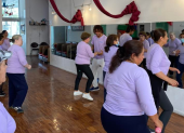 En la Casa Somos de Cotocollao, algunas adultas mayores son parte de las clases de baile. El envejecimiento activo es una forma de prevenir el Alzheimer.