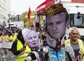 Manifestantes sostienen un cartel del primer ministro Michel Barnier y del presidente francés Emmanuel Macron durante una protesta en París, este sábado 21 de septiembre.