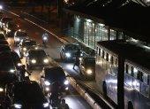 En las noches. Los conductores utilizan el carril de la Metrovía para evitar los trancones especialmente entre las 19:00 y 20:00, ya que el tráfico colapsa.
