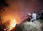 Personal de las Fuerzas Armadas trabaja para sofocar un incendio.
