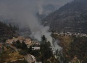 El incendio forestal que se inició en Guápulo se propagó hasta la avenida Simón Bolívar y avanzó hasta el cerro Auqui, en Quito.