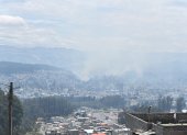 El incendio en la av. Simón Bolívar aumentó la columna de humo en el sector entre la Ruta Viva y la autopista Rumiñahui.