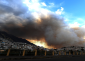 Fotografía de una columna de humo por un incendio forestal este martes, en el sector de Guapulo en Quito (Ecuador).