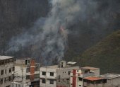 Las llamas del incendio que comenzó en Guápulo y se propagó a otras laderas se podía observar desde las viviendas.