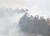 El ministro de Defensa dijo que drones y parapentes dificultaban el trabajo de los helicópteros que intentaban apagar los incendios en Quito.