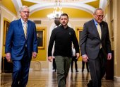 El líder de la mayoría en el Senado de EE.UU. Chuck Schumer (d) y el senador Mitch McConnell (i) caminan junto al presidente de Ucrania,Volodímir Zelenski, en el Capitol de Estados Unidos en Washington (EE.UU.).