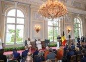 El Papa Francisco, junto con la Reina Mathilde y el Rey Philippe, pronuncia un discurso ante las autoridades, en Laken, cerca de Bruselas.