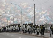 Policías resguardan una vía durante una manifestación de transportistas este jueves en Lima (Perú).