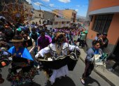 Personas usan trajes alegóricos durante la tradicional fiesta de la "Mama Negra" este martes, en Latacunga (Ecuador).