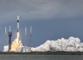 Titusville (United States), 28/09/2024.- NASA"s SpaceX Crew-9 mission lifts off in a Dragon spacecraft, on a SpaceX Falcon 9 rocket, from the launch pad of Space Launch Complex-40 at Cape Canaveral Space Force Station in Florida, USA, 28 September 2024. The SpaceX Crew-9, initially planned to transport four crew members to the International Space Station (ISS), is taking off with two open seats to return the Boeing Crew Flight Test NASA astronauts Barry E. Wilmore and Sunita Williams to Earth due to technical issues with the Boeing Starliner mission. EFE/EPA/CRISTOBAL HERRERA-ULASHKEVICH