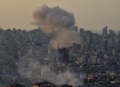 Beirut (Lebanon), 28/09/2024.- Smoke rises following Israeli strikes in the Chiyah area in the southern suburbs of Beirut, Lebanon, 28 September 2024. The Israeli army (Tsahal) said on 28 September 2024 on X (formerly Twitter) that Hezbollah leader Hassan Nasrallah was killed in an overnight strike on Beirut. Hezbollah confirmed the death of Nasrallah in a statement on 28 September 2024. Israel"s military stated that it is "continuing to operate to degrade and dismantle Hezbollah" infrastructure and capabilities in Lebanon by conducting "a series of targeted strikes". (Líbano, Hizbulá/Hezbolá) EFE/EPA/WAEL HAMZEH