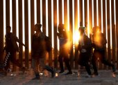12/12/2023 22:21 (UTC) Crédito: EFE Fuente: EPA Autor: ALLISON DINNER Temática: Asuntos sociales » Demografía » Inmigración Fotografía de archivo de migrantes que caminan junto al muro en la frontera de EE.UU, y México en Lukeville, Arizona, EE.UU.
