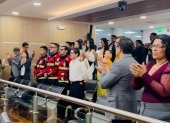 Durante un minuto concejales, autoridades y ciudadanos aplaudieron como homenaje a los Bomberos que combatieron los incendios que se registraron en Quito