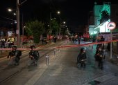 Oficiales de policía israelíes armados vigilan cerca de un cordón en el lugar de un tiroteo en Tel Aviv, Israel, el 01 de octubre de 2024.