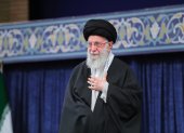 Líder supremo iraní muestra al líder supremo iraní, el ayatolá Ali Jamenei, saludando a la multitud durante una ceremonia en Teherán.