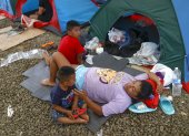 Migrantes venezolanos descansan en la Estación Temporal de Recepción Migratoria.