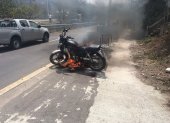 La motocicleta que habían empleado dos sospechosos para asaltar a una mujer de la tercera edad fue quemada.