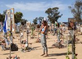 Una mujer mira fotografías y monumentos conmemorativos de los asistentes al festival israelíes que fueron asesinados por Hamas cerca del Kibbutz Reim, en el sur de Israe.