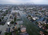 La foto muestra la devastación causada por los fuertes vientos y las fuertes inundaciones en el área metropolitana de Nueva Orleans, Luisiana, EE.UU., tras el huracán Katrina.