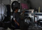 Mientras espera que venga la luz, Verónica Quishpe restriega a mano la ropa de sus clientes. Tiene una lavandería en el sector de Cumbayá.
