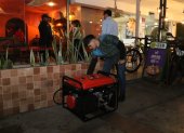 En la Víctor Emilio Estrada, en Guayaquil, en las aceras de los restaurantes, se observa generadores eléctricos.