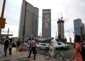 Las letras hebreas "Yizkor 7.10", que significan "recordar", iluminan uno de los rascacielos en Tel Aviv.