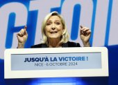Marine Le Pen, líder del partido de extrema derecha francés Agrupación Nacional, pronuncia un discurso durante un mitin en la ciudad de Niza.