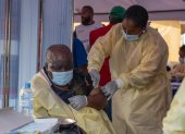 Personal médico recibe una vacuna contra la viruela y la mpox en el Hospital General de Goma, en Goma, República Democrática del Congo.