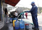 A las zonas sin servicio de agua llegan tanqueros. Los vecinos llegan con todo tipo de recipientes a recoger el líquido.