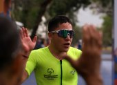 El ecuatoriano Mateo Cueva llegó tercero en la prueba que primero era de triatlón,pero que por el mal tiempo terminó siendo de duatlón.