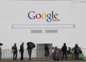 Fotografía de archivo que muestra varias personas delante de un mural que imita el buscador de Google en Sídney.