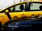 Fotografía de archivo en donde se ve un taxi conducido por una persona en las calles de Estados Unidos.