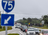 Antes de la esperada llegada a tierra del huracán Milton, una gran corriente de tráfico de evacuación se mueve lentamente hacia el sur desde el noroeste de Florida