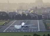 El avión de la compañia Wizz Air Malta, procedente de Viena, en el momento de tomar tierra en el aeropuerto de Bilbao, donde varios vuelos se han suspendido por el viento.