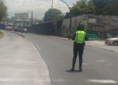 imagen referencial. Agentes de tránsito controlarán el paso, durante el cierre de un tramo del carril exclusivo de la Ecovía en la Plaza Argentina.