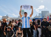 Un hombre levanta un cartel durante una manifestación este miércoles, en Buenos Aires (Argentina).