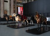 Una persona recorre el Museo del Gaucho y la Moneda este martes en Montevideo (Uruguay).