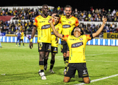 Eduard Bello (de rodillas) festeja su gol en el partido de Barcelona ante Imbabura