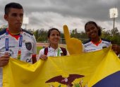 Wilson Bravo (i) y Hillary Gonzales (c) se coronaron en atletismo.