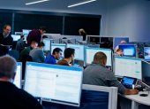 Tecnología. Personas utilizando correos para comunicarse.