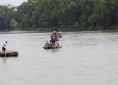 Migrantes cruzan en pequeñas embarcaciones el río Suchiateen
